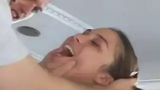 فيلم إباحي قاسي في المطبخ: فتاة كبيرة الصدر تأخذ قضيباً صلباً