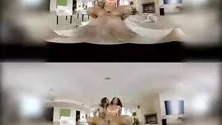 حركة ثلاثية في الواقع الافتراضي: حبيبتان وقضيب عملاق