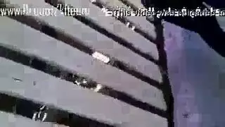 جماع جماعي في الزقاق: حرارة الصحراء وقبلات مليئة باللعاب