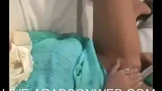 عاهرة محجبة خجولة تتحول، ترى عضوه وتتوسل لجنس فرجي عنيف