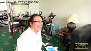 صديقة إنجليزية شغوفة تتعرض للاغتصاب على الأريكة وتنتهي بالقذف على الوجه