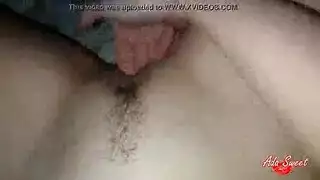 نشاط فردي خفي: طالبة تفرك بظرها في سكن هادئ