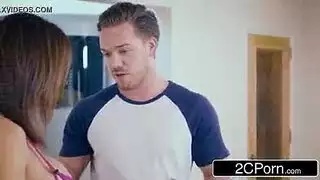 سارة جاي تتلقى ضربًا قويًا على أثدائها الضخمة