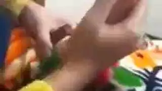 ممحونة لم تجد فحل يركبها فاستعملت الجزر تنيك كسها و تتلذذ