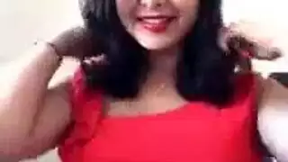 ستفري خصيتيك لشحن رصيد هاتفها المحمول