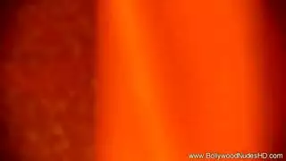 فتاة هندية تثير بالإغراء برقص عاري وثديين طبيعيين كبيرين