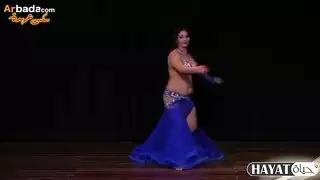 عاهرة مدللة تخلع زيها الأزرق من أجل قضيب