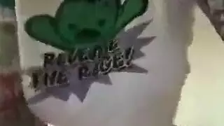 فتاتان وقضيب واحد: فتاة في زي تمص بقوة وصديقتها تلعق كسها