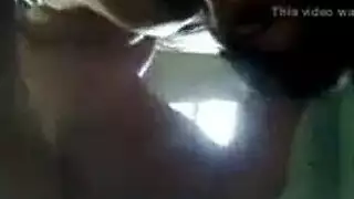 الفائزة ذات الصدر الكبير تأخذ عضو السيد في جلسة جماع بدائية