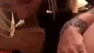 مصفوعة ومضروبة شرجياً على الأريكة