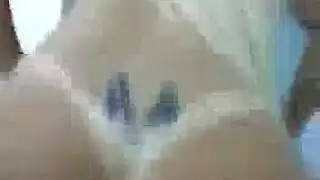 دمية جنسية شقراء تركب قضيبًا وحشيًا في الإباحية