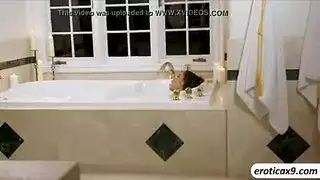 شاي تالور تئن وهي تدلك كسها الرطب