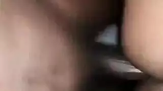 شابة تركب رجلاً ناضجاً بقوة