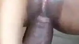 الكاميرا تسجل مؤخرتها الممتدة تأخذ قضيبًا كبيرًا