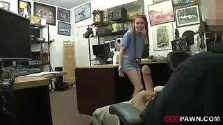 ساقان طويلتان في فستان ميني وكعب عال مشهد إباحي صريح