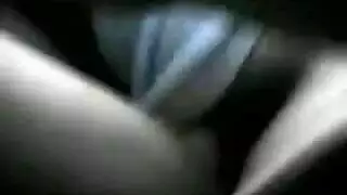 عاهرة هاوية تمت مداعبها من قبل غريب في المركبة إباحية مجانية