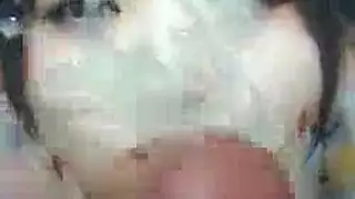 الخنثى المراهقة ليزا جونسون تبتلع المني في جلسة جماعية صريحة