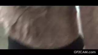 سمراء ذات وشم مثير تأخذ قضيب مراهق بعنف وعمق