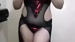 العاهرة القذرة تعرض فرجها لقضيب رجلها الكبير