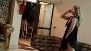 هذا الرقص الشرقي ينتهي بقذف السائل المنوي على وجهها