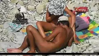 قضيب داكن ضخم يمدّ مهبلها الصغير