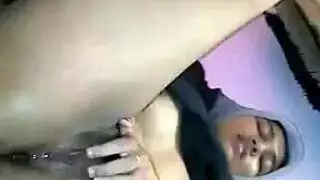 عاهرة مصرية محجبة تمتلئ بالسائل المنوي من قبل غرباء في الحافلة