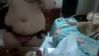 شرموطة يائسة تتوق لقضيب عنيف