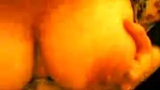 فتاة ممتلئة الصدر تعرض أثداءها أثناء تناول العشاء