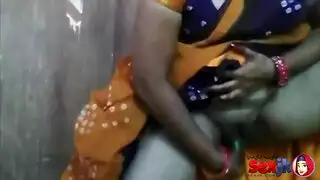 فتاة عربية بالزي الثقافي تملأ فرجها بقضيب اصطناعي