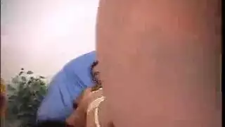 أم فرنسية مغرية ذات أثداء مذهلة تنتهي بعملية جماع جماعي