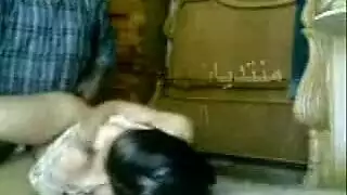 سباك نشيط ينيك بقوة في مشهد إباحي صريح