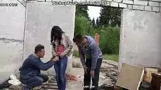 مراهقة ذات مؤخرة ضخمة تُدفع بقوة في الخارج