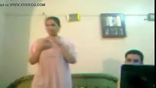 ليلى اللبوة الجنسية تحب القبلات الساخنة، عرض الجسد، وضخ كسها بشهوة