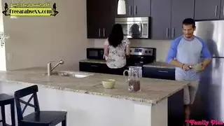 الأخ يضخ أخته مليئة بالكريمة الطازجة