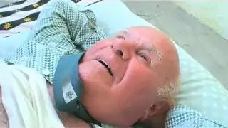 فتاة وقذة تقفز على قضيب الرجل العجوز القاسي