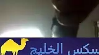 طبيب ناضج يمارس رعاية مكثفة على متطوعين راغبين