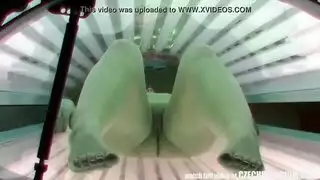 مراهقة ذات ثدي طبيعي كبير يتم تدمير مهبلها الضيق