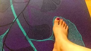 مداعبة قدمية قاسية من امرأة مصرية جميلة