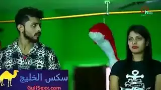 زوجين مثارين يدعوان عاهرة لعرض إباحي مع الفتاة التي تأمر بالتحكم