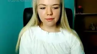  عاهرة صغيرة تُغازل ثم تُمارس معها الجنس بقوة