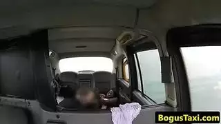 مراهقة كثيفة الشعر تغازل فرجها الرطب على مرأى العامة