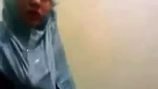 أم محجبة يائسة تأخذ قضيب رجل حقيقي