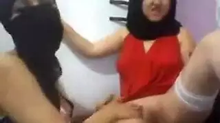 سكس تركي صريح: سحاقيات محجبات تمارسن الجنس في فيلم ماراثوني
