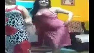 عاهرات وقحات يرقصن ويفتحن أرجهن للاختراق المزدوج