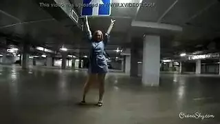 مغامرة شرموطة خارجية: تبرز طيزها الشاحبة الكبيرة في المدينة