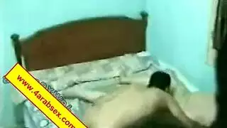 زوجة مصرية مطيعة تهيمن عليها عشيق شمالي قاسٍ