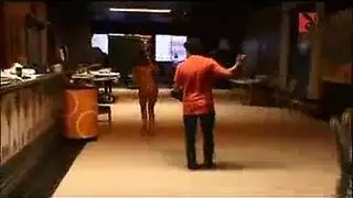 الفتيات يتعرين في حديقة عامة في جميع أنواع المواقف الغريبة