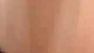 إنجي المنحنية بمؤخرة مستديرة مثالية تأخذ جلسة إباحية صعبة