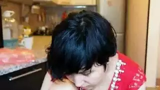 فتاة نحيفة سمراء تأخذ قضيبًا كبيرًا