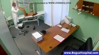 هوس الطبيب: لحس ونك مريضته الجذابة